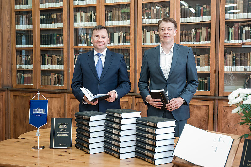 Law firm "Skrastiņš un Dzenis" donates books to the Faculty of Law 