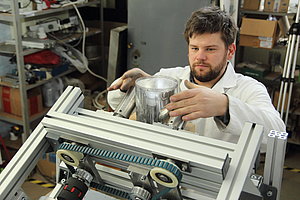Dr.phys. Toma Beinerta izstrādātais magnētiskais šķidra metāla maisītājs (2017). Foto: Toms Grīnbergs, LU.